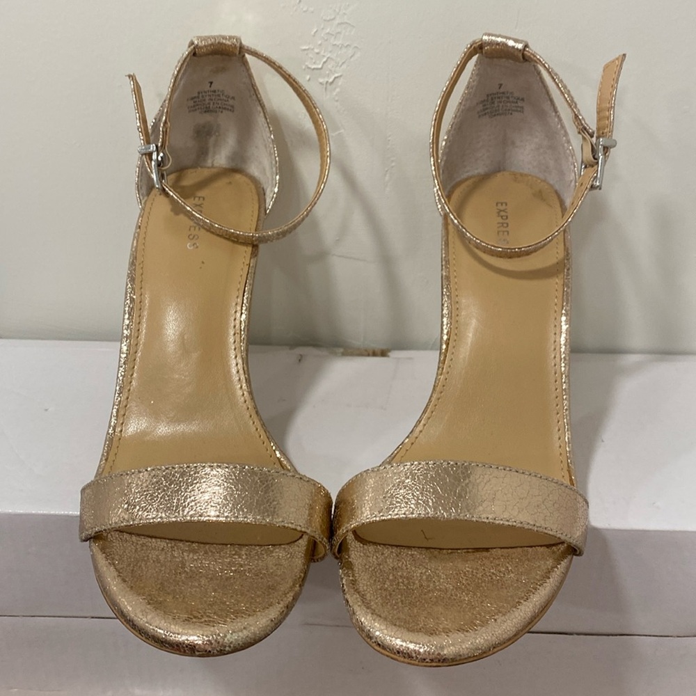 Awesome sparkly ✨ shoes- perfect for Holiday partys or weddings